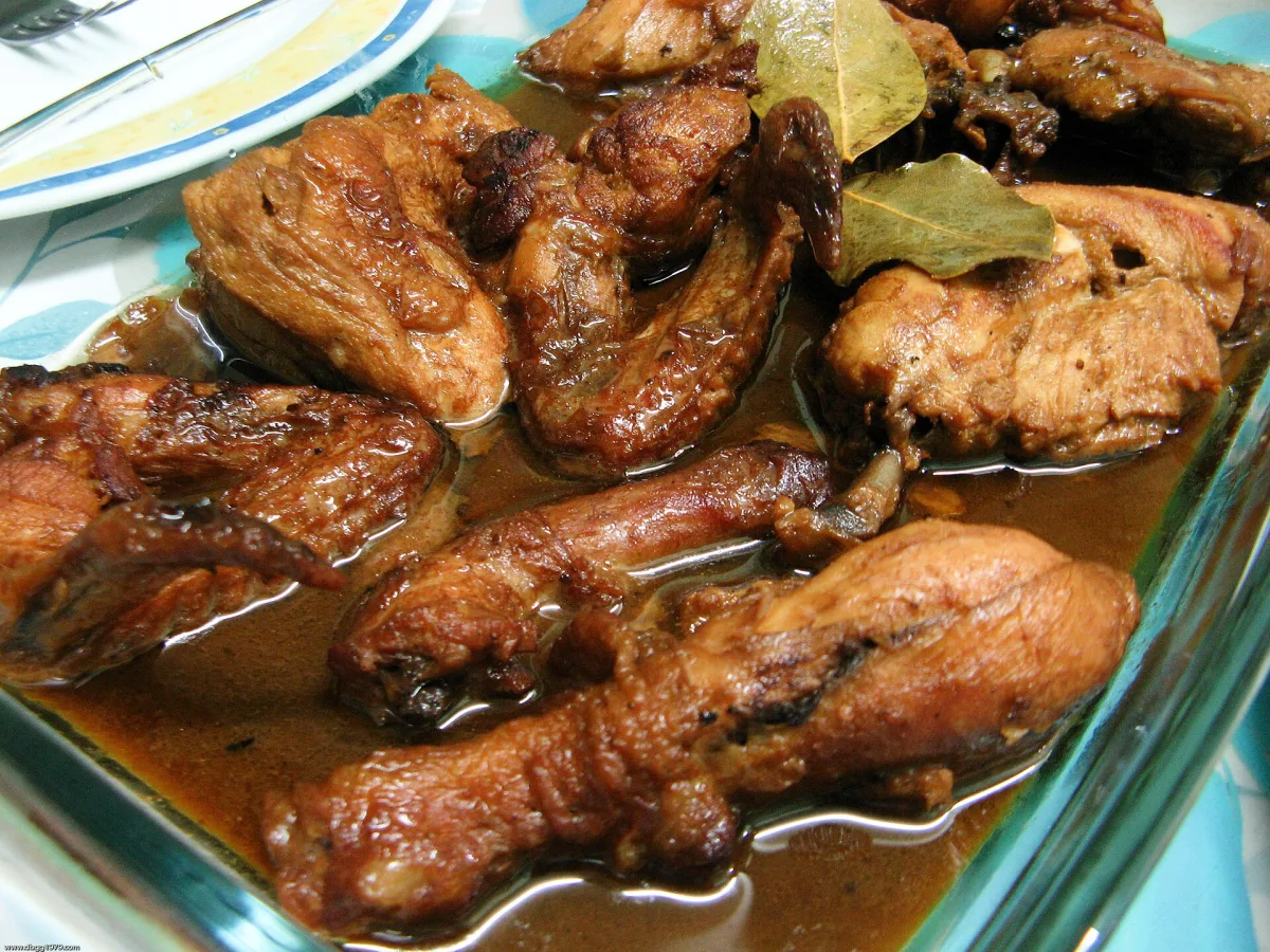 Adobo filipinez de pui