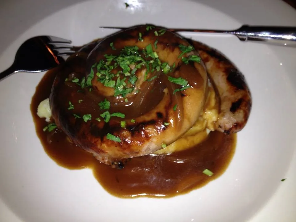 Bangers and mash cu sos de ceapă