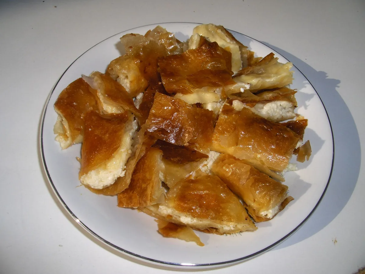 Bougatsa — plăcintă grecească cu cremă