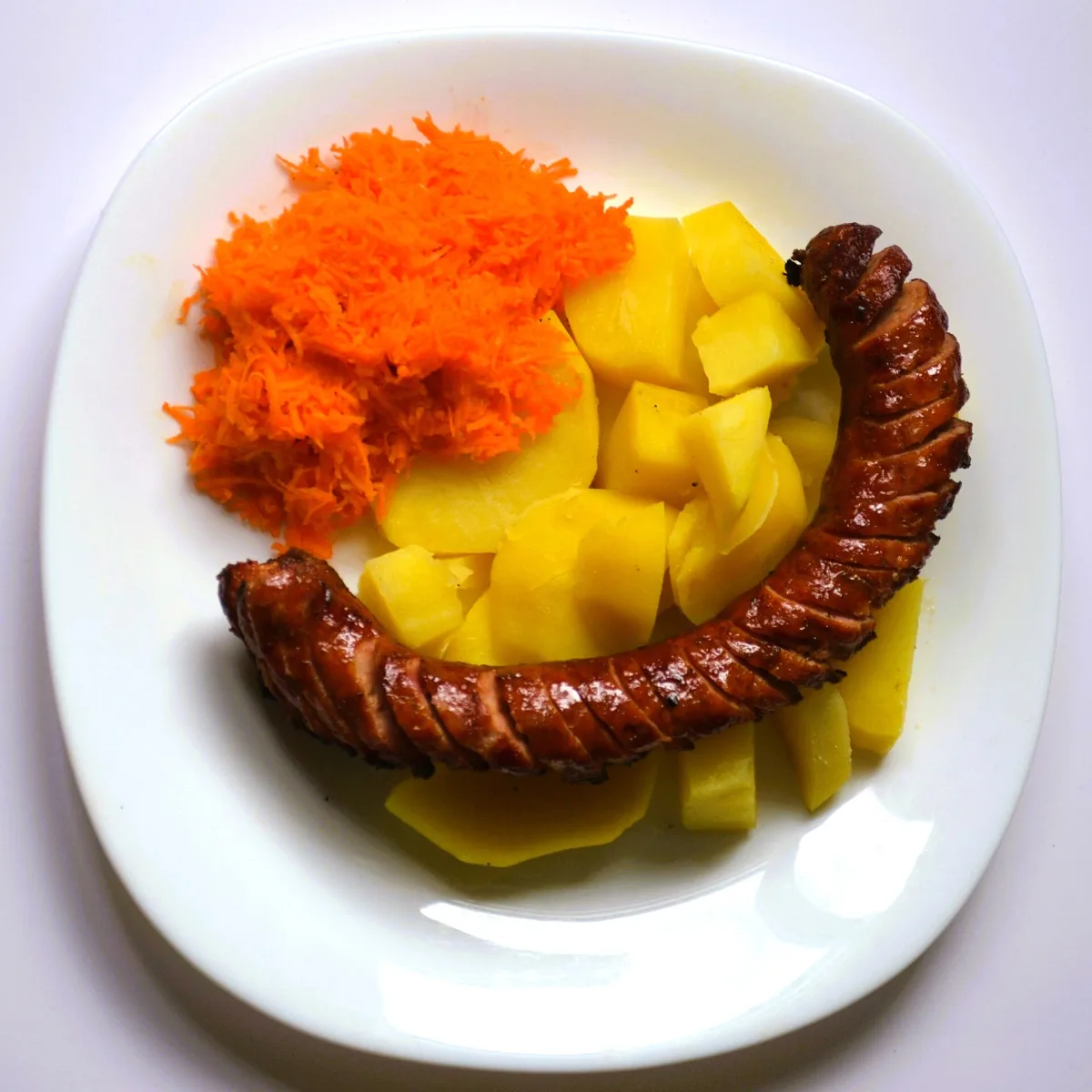 Bratwurst cu varză și muștar