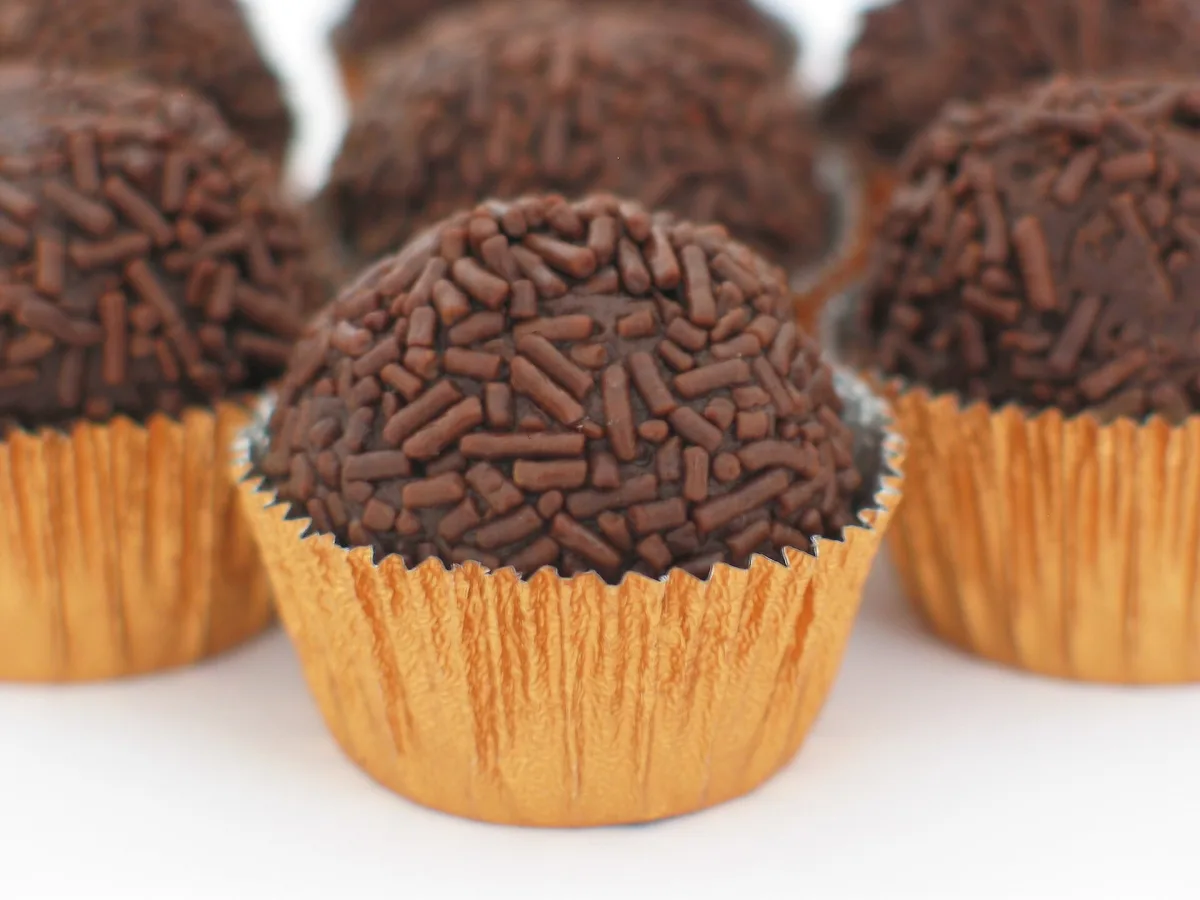 Brigadeiro — bomboane braziliene de ciocolată