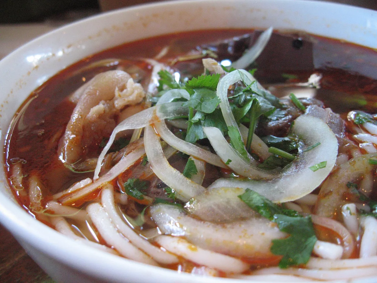 Bún bò Huế — supă vietnameză picantă