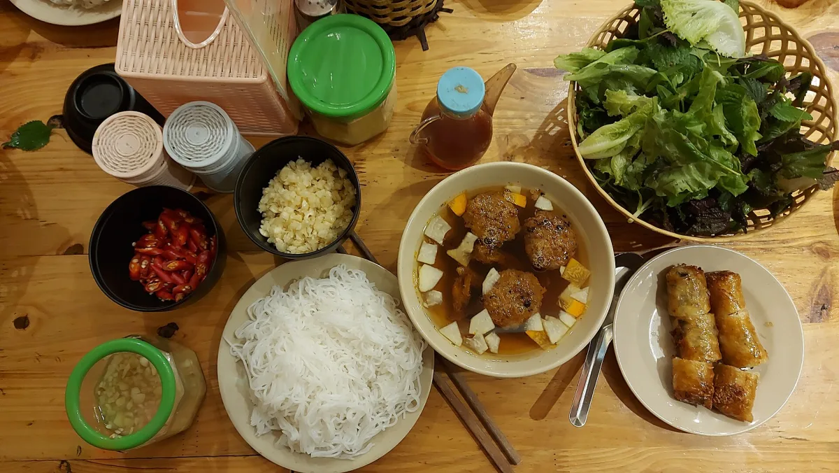 Bun cha — chiftele vietnameze cu tăiței
