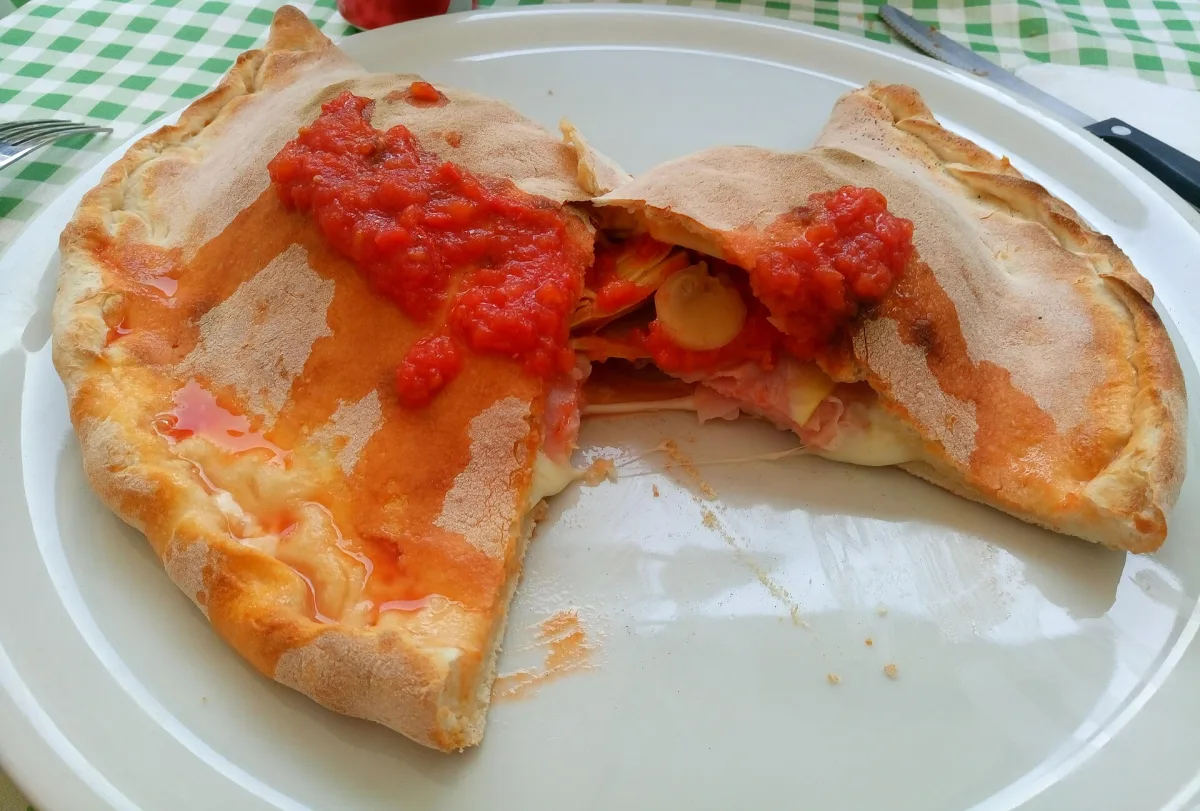 Calzone cu brânză și șuncă