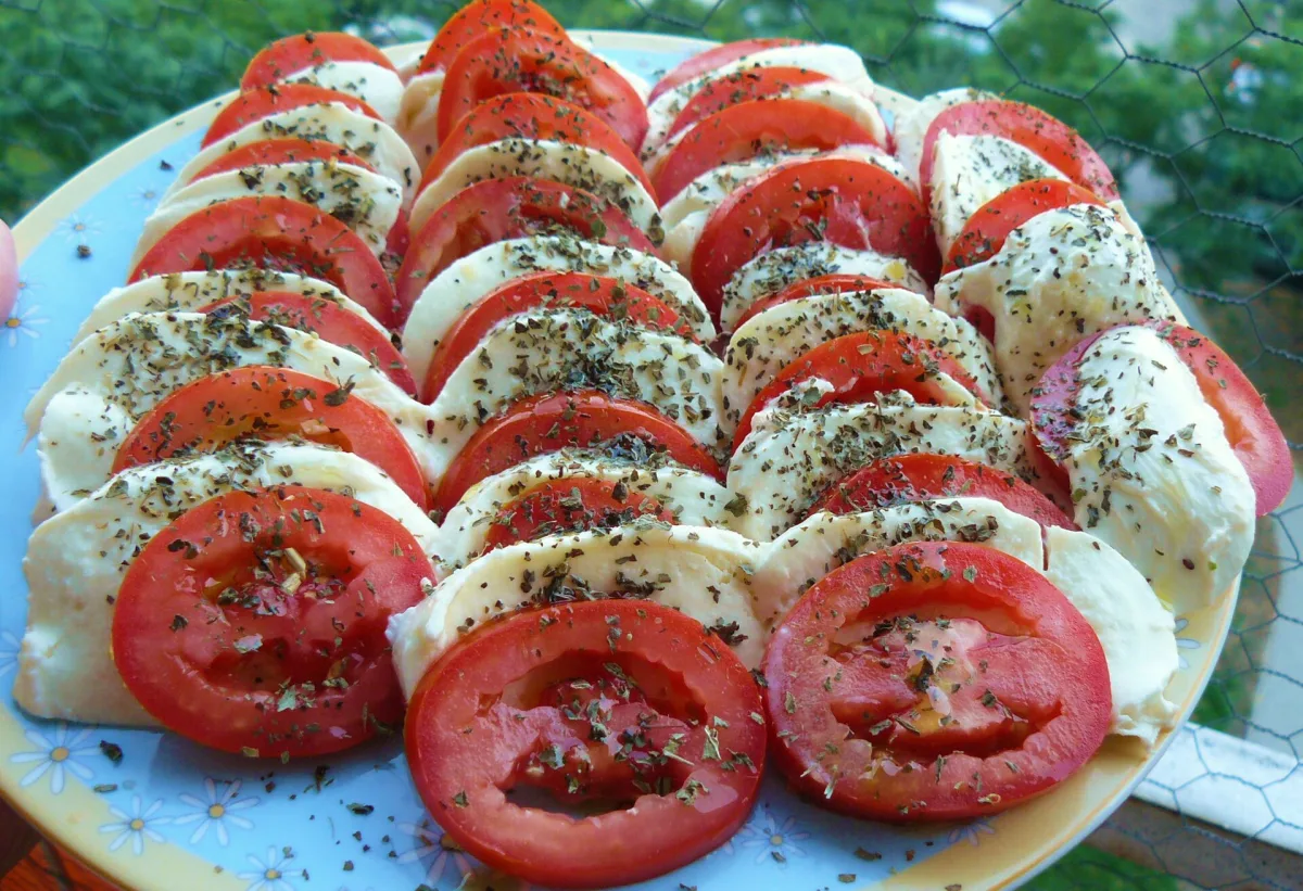 Salată Caprese cu mozzarella