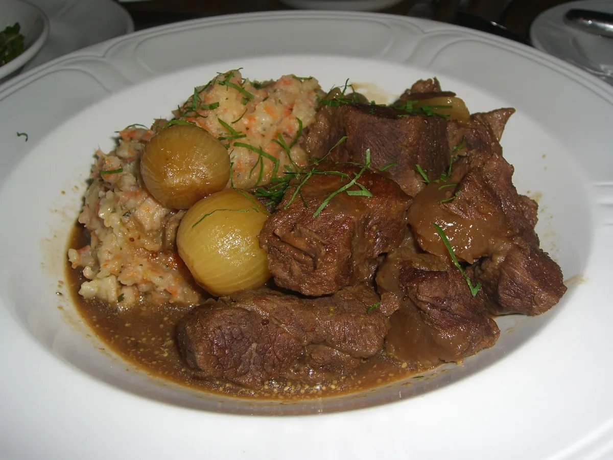 Carbonnade flamande — tocană belgiană cu bere