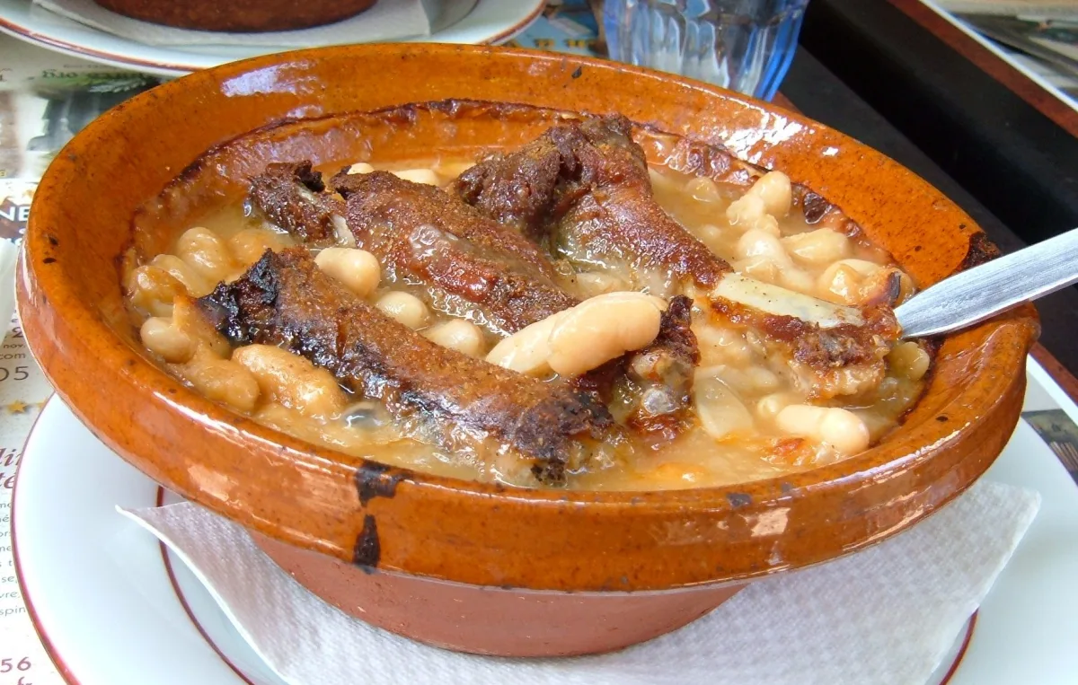 Cassoulet — tocană franceză de fasole