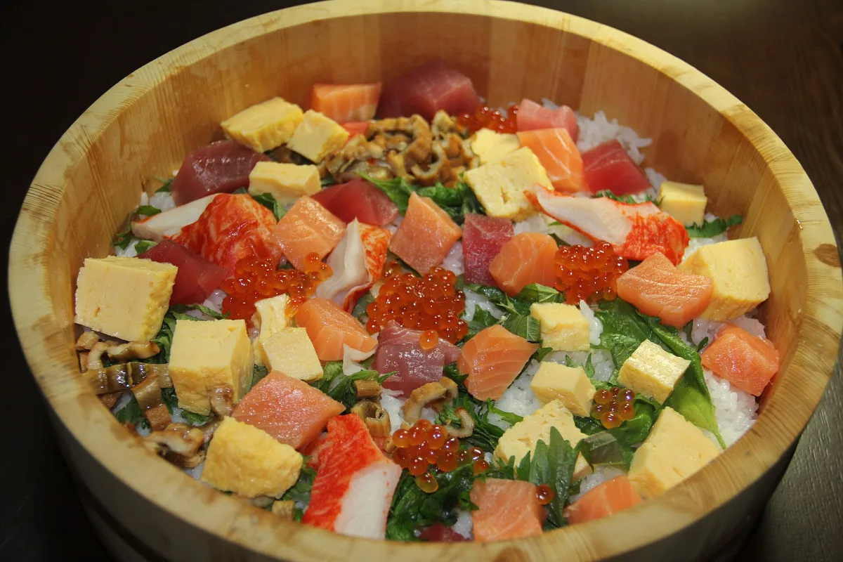 Chirashi — bol de sushi japonez