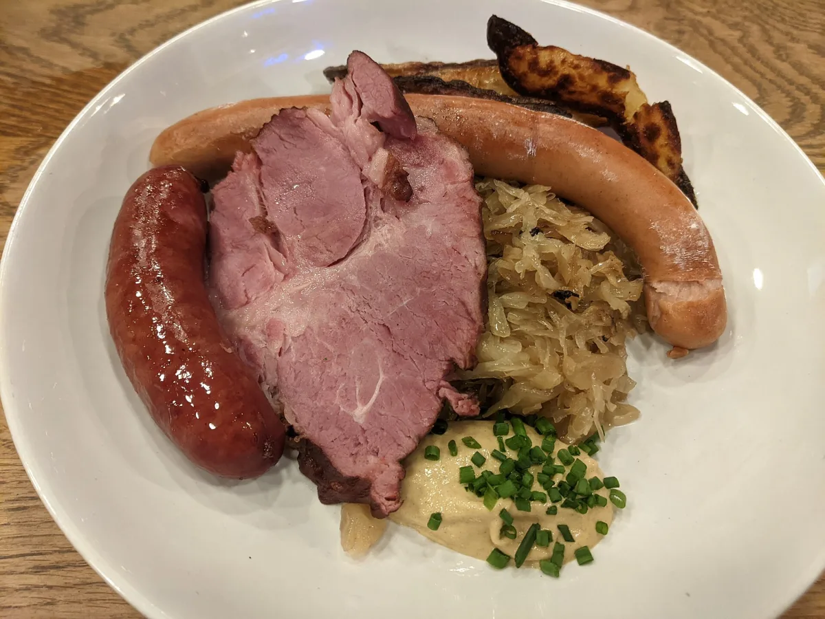 Choucroute garnie alsaciană