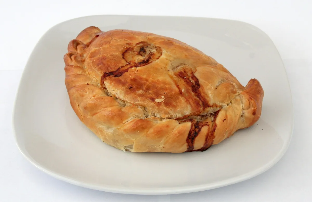 Cornish pasty cu carne și cartofi