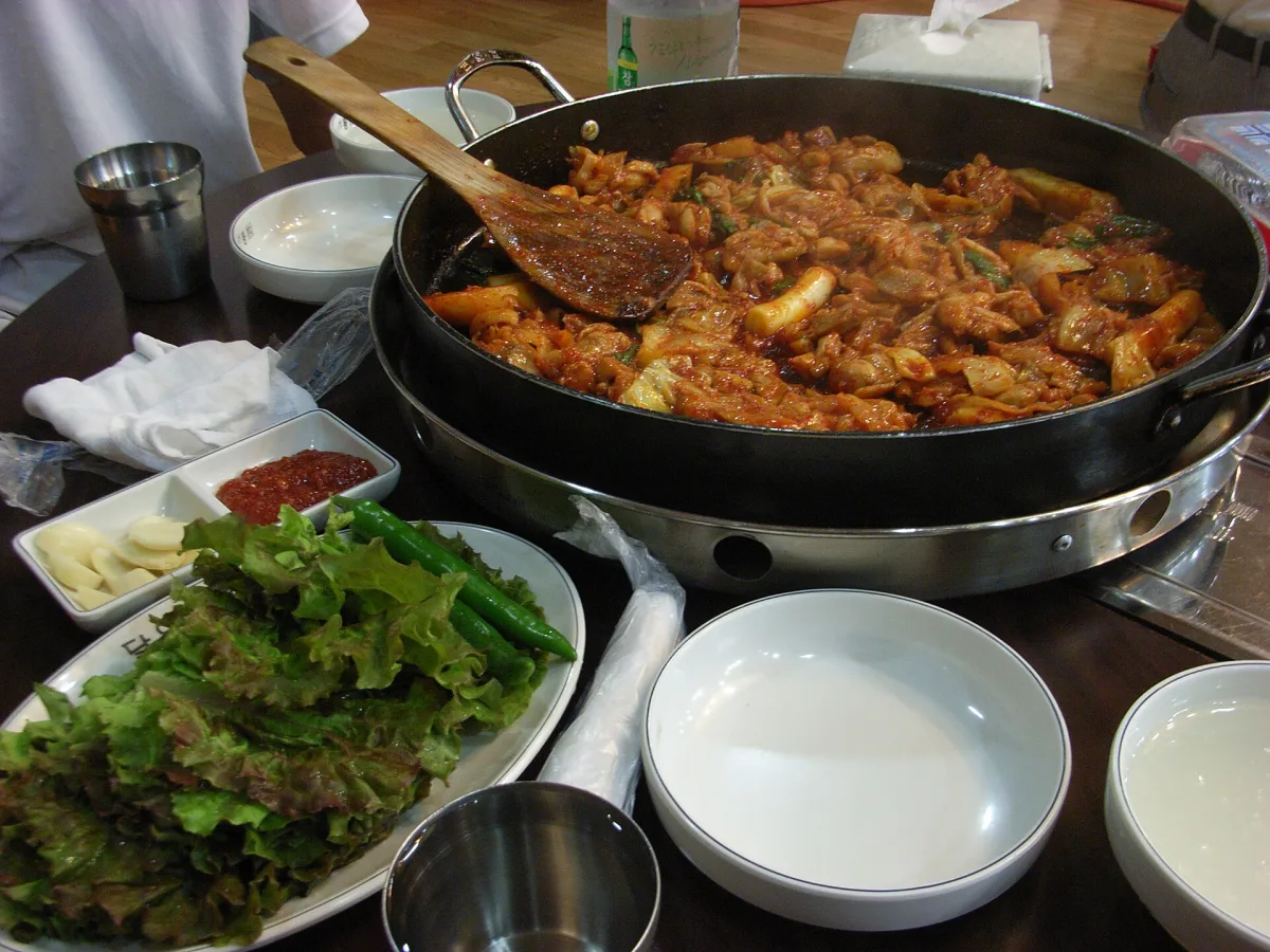 Dak galbi — pui picant coreean