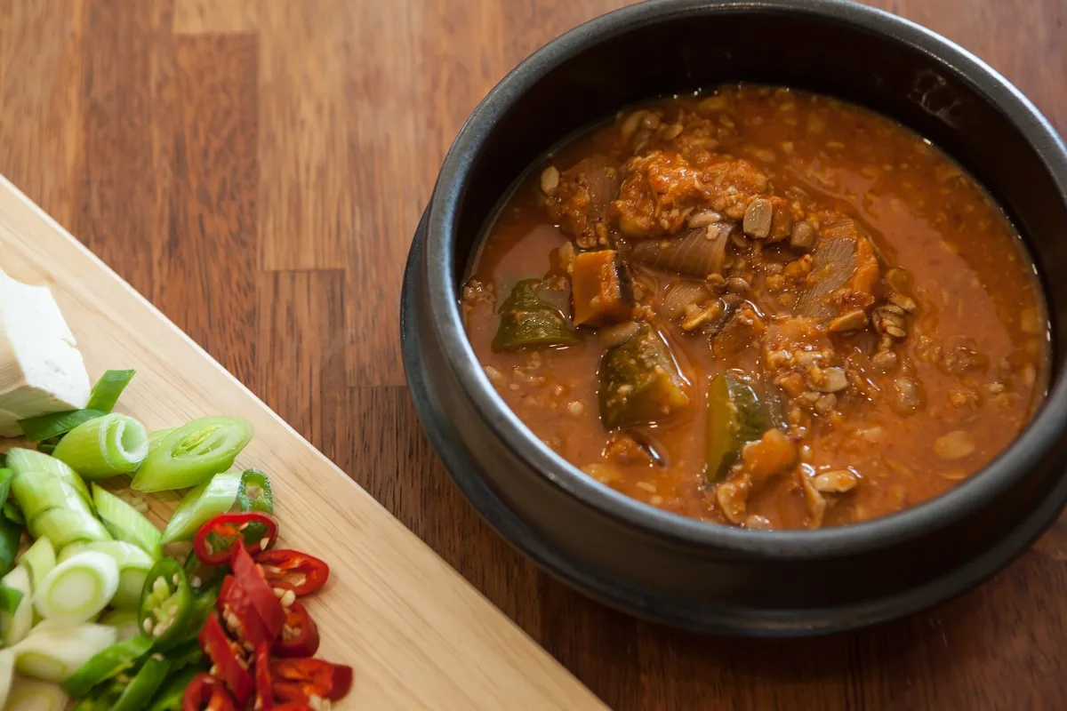 Doenjang jjigae — tocăniță coreeană cu pastă de soia