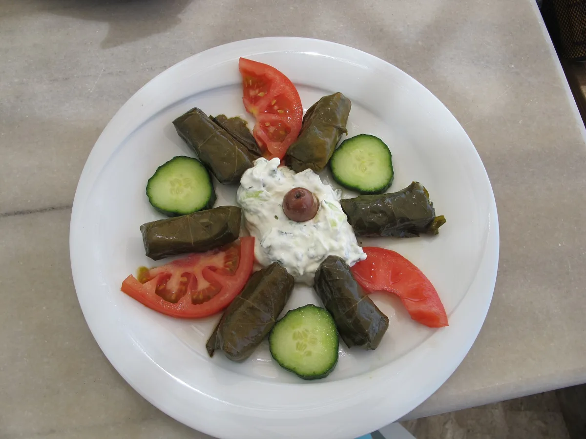 Dolmades în foi de viță