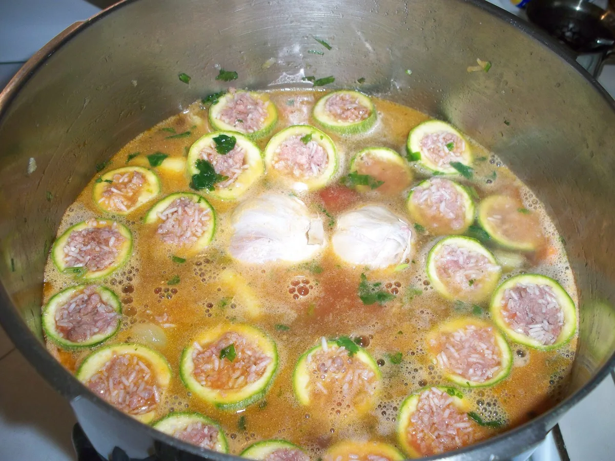 Dovlecei umpluți cu orez și legume
