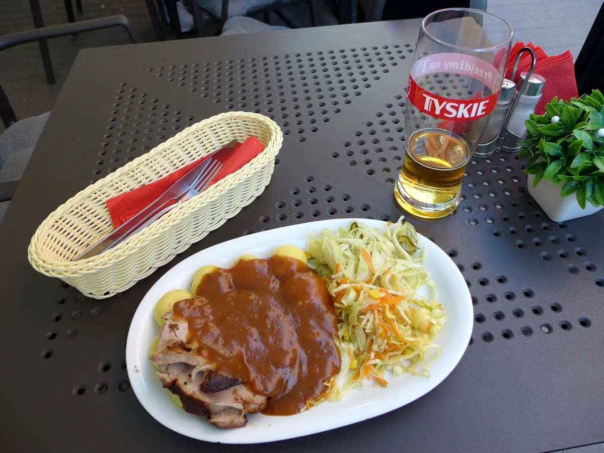 Friptură de porc la tavă cu usturoi