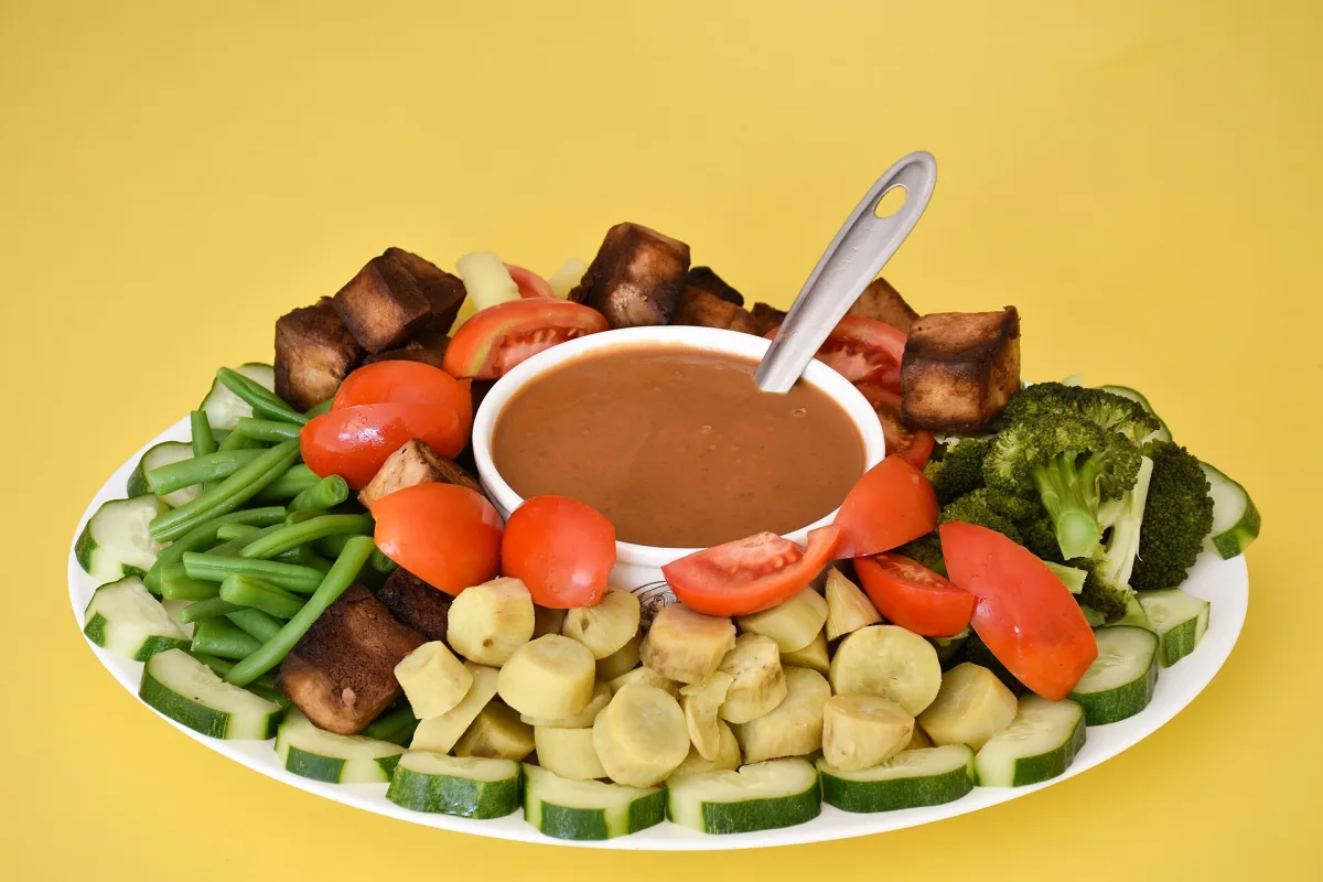 Gado-gado — salată indoneziană cu sos de arahide