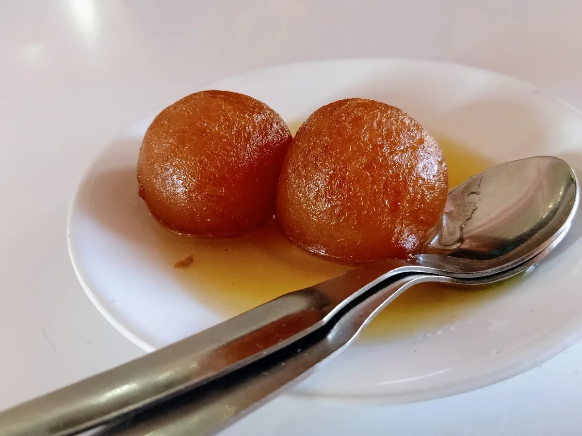 Gulab jamun în sirop