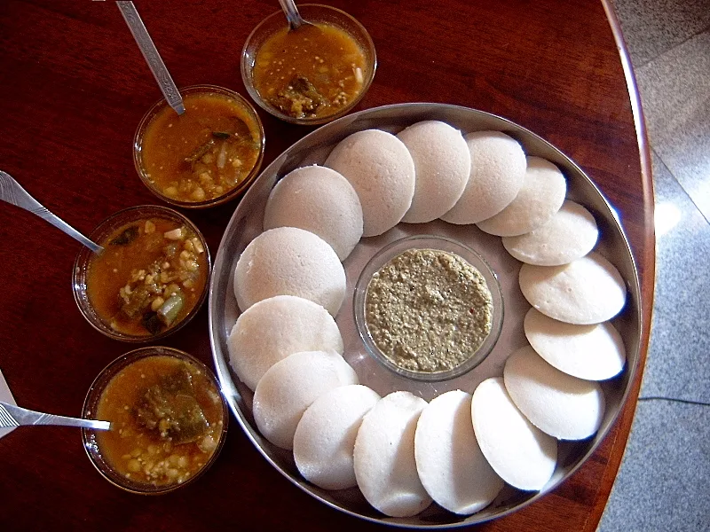 Idli — turtițe indiene la aburi