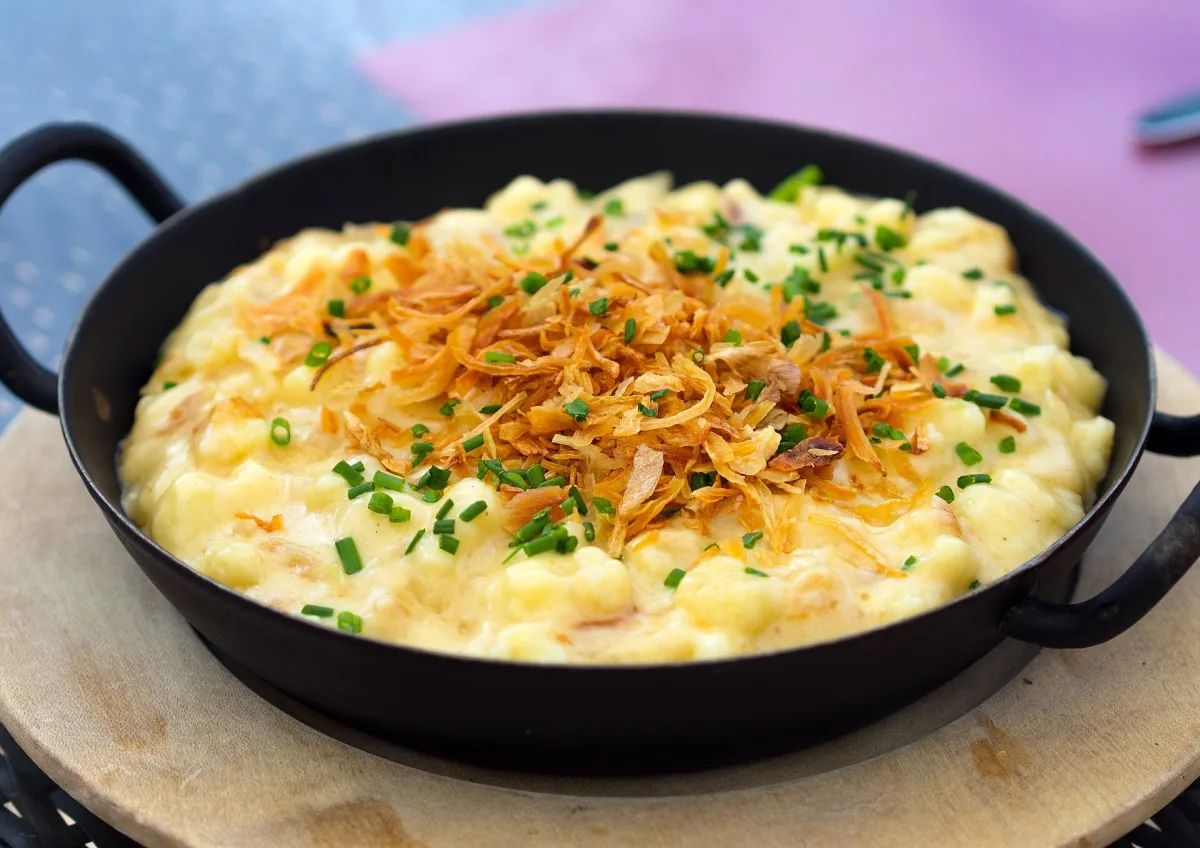 Käsespätzle — spätzle cu brânză