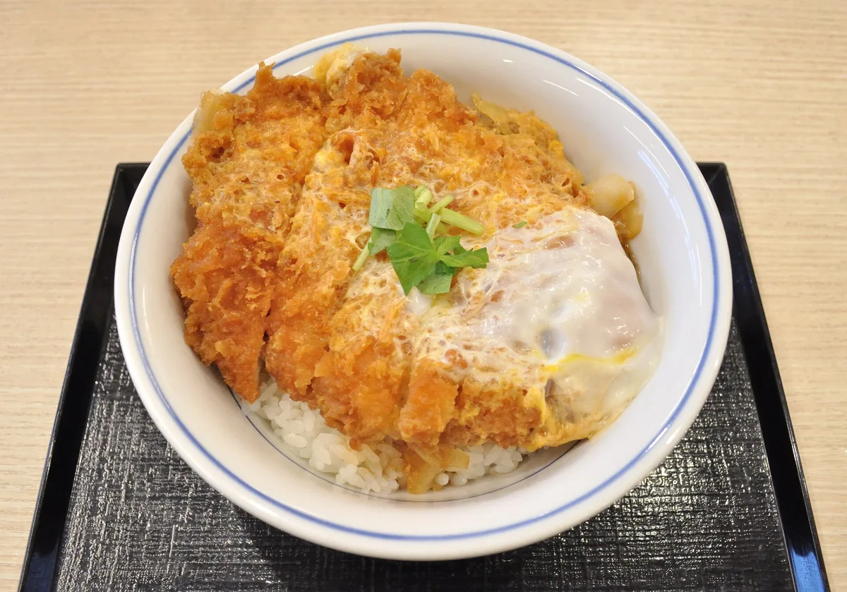 Katsudon — bol cu șnițel și ou