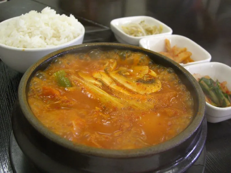 Kimchi jjigae — tocăniță coreeană cu kimchi