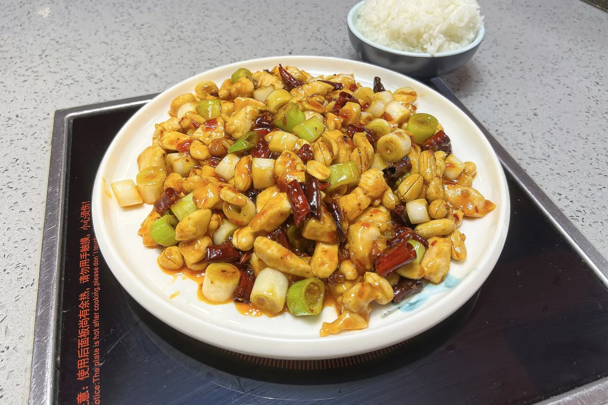 Pui Kung Pao cu arahide