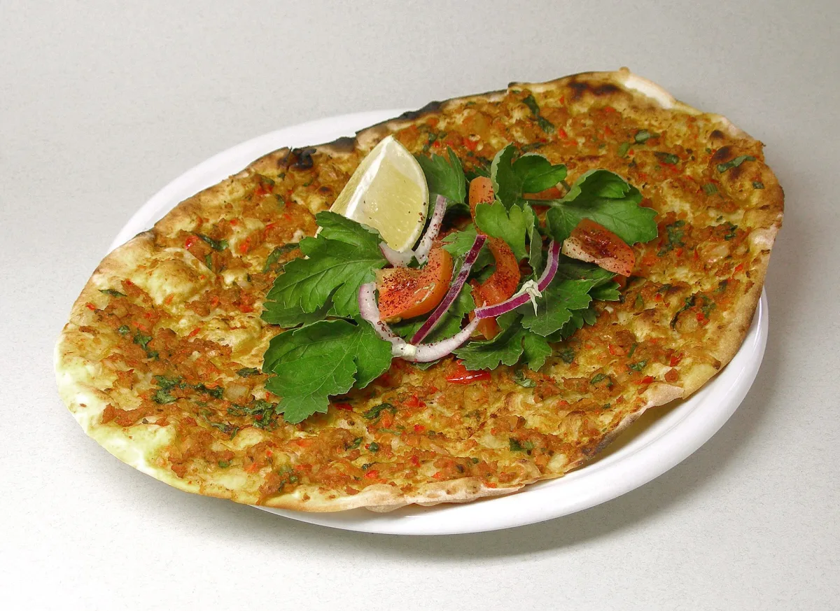 Lahmacun — pizza turcească