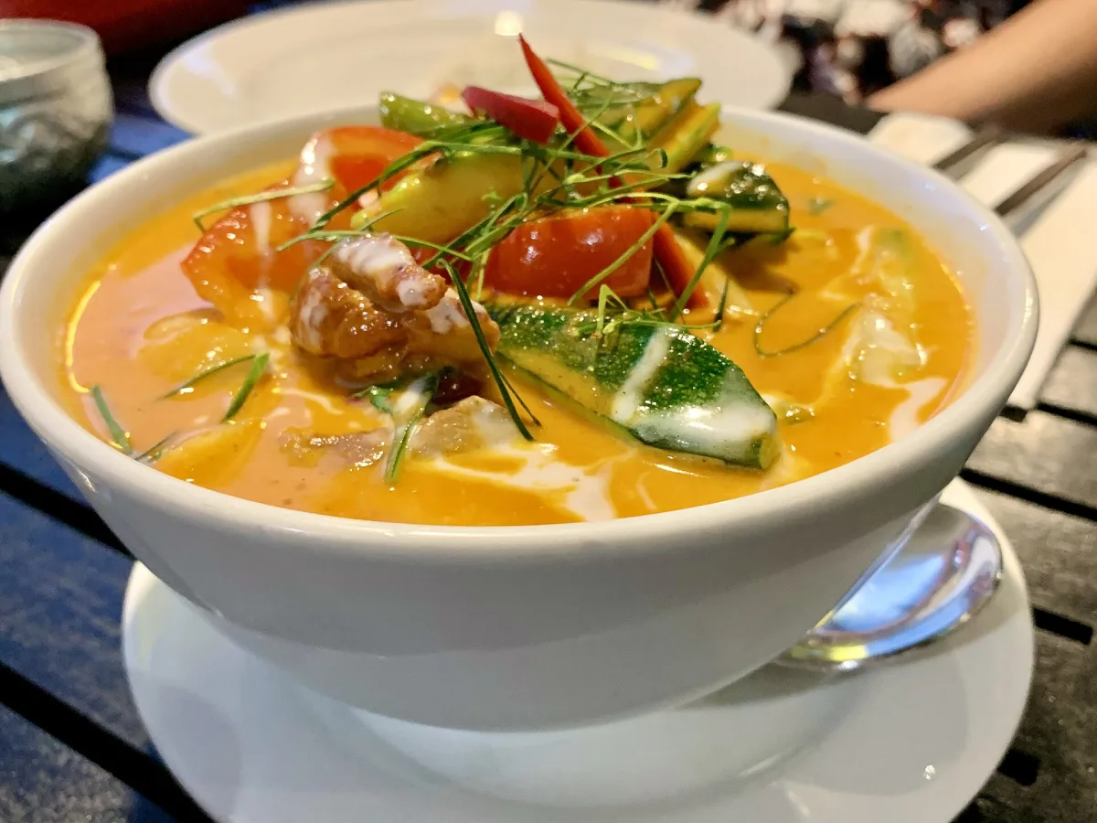 Laksa — supă picantă cu tăiței și cocos