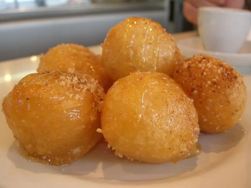 Loukoumades — gogoși grecești cu miere