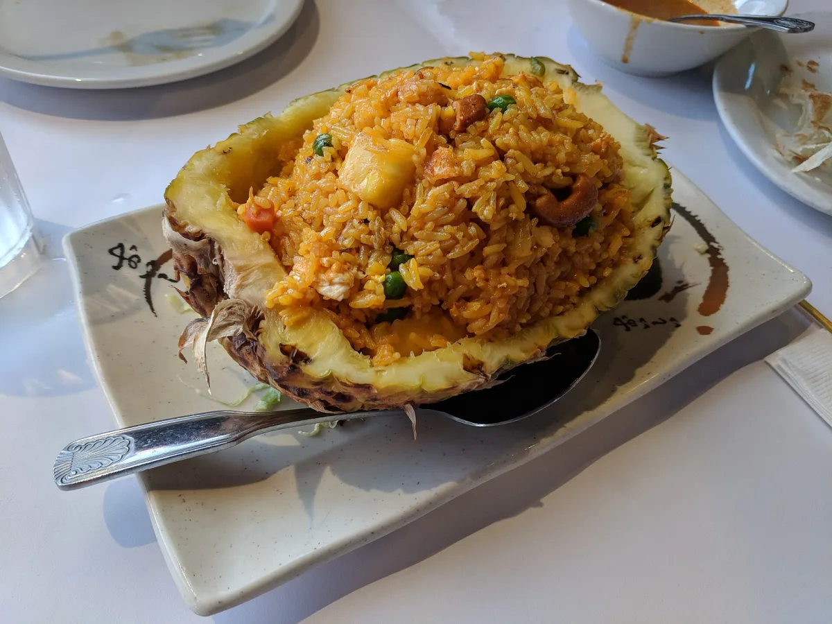Orez prăjit thailandez cu ananas