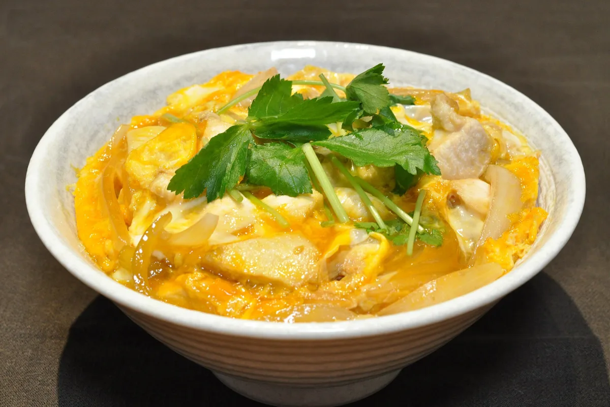 Oyakodon — bol japonez cu pui și ou