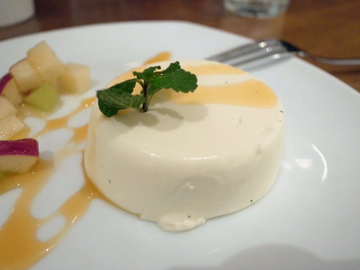 Panna cotta cu sos de fructe