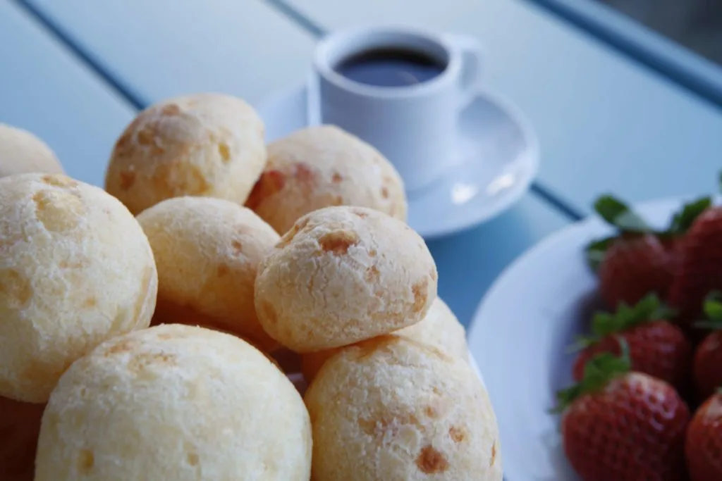 Pão de queijo — pâinici braziliene cu brânză