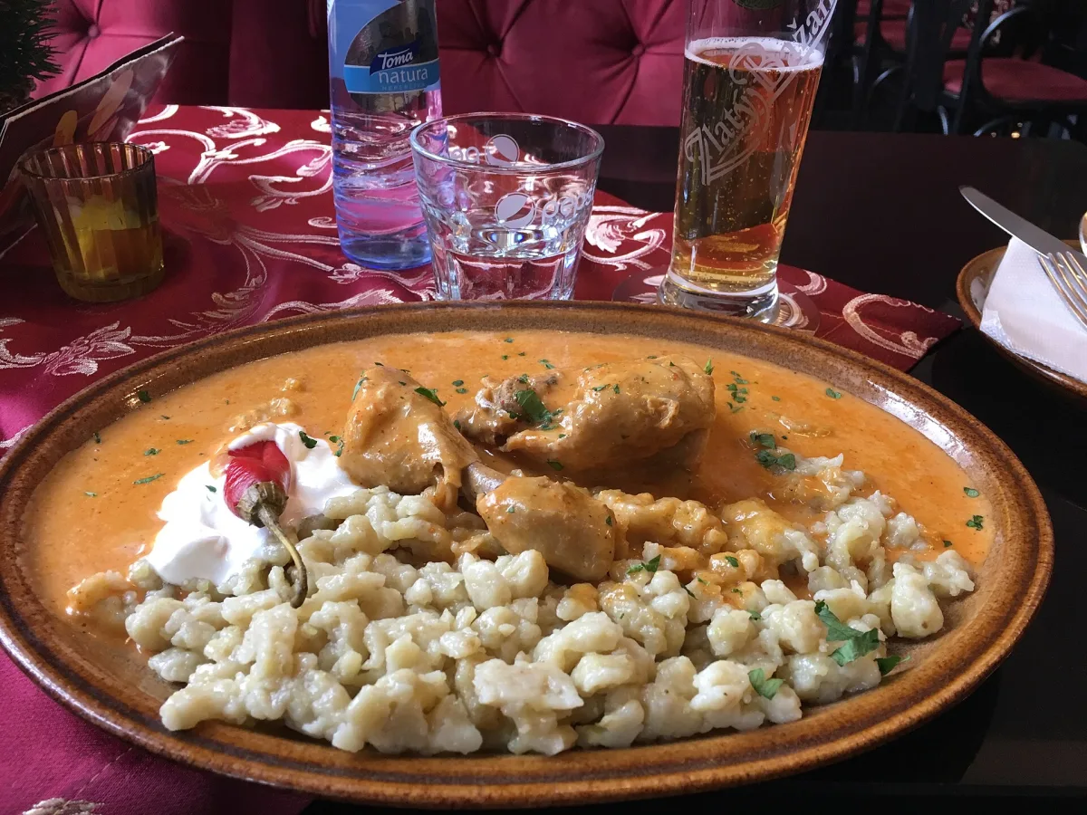 Papricaș de pui cu găluște