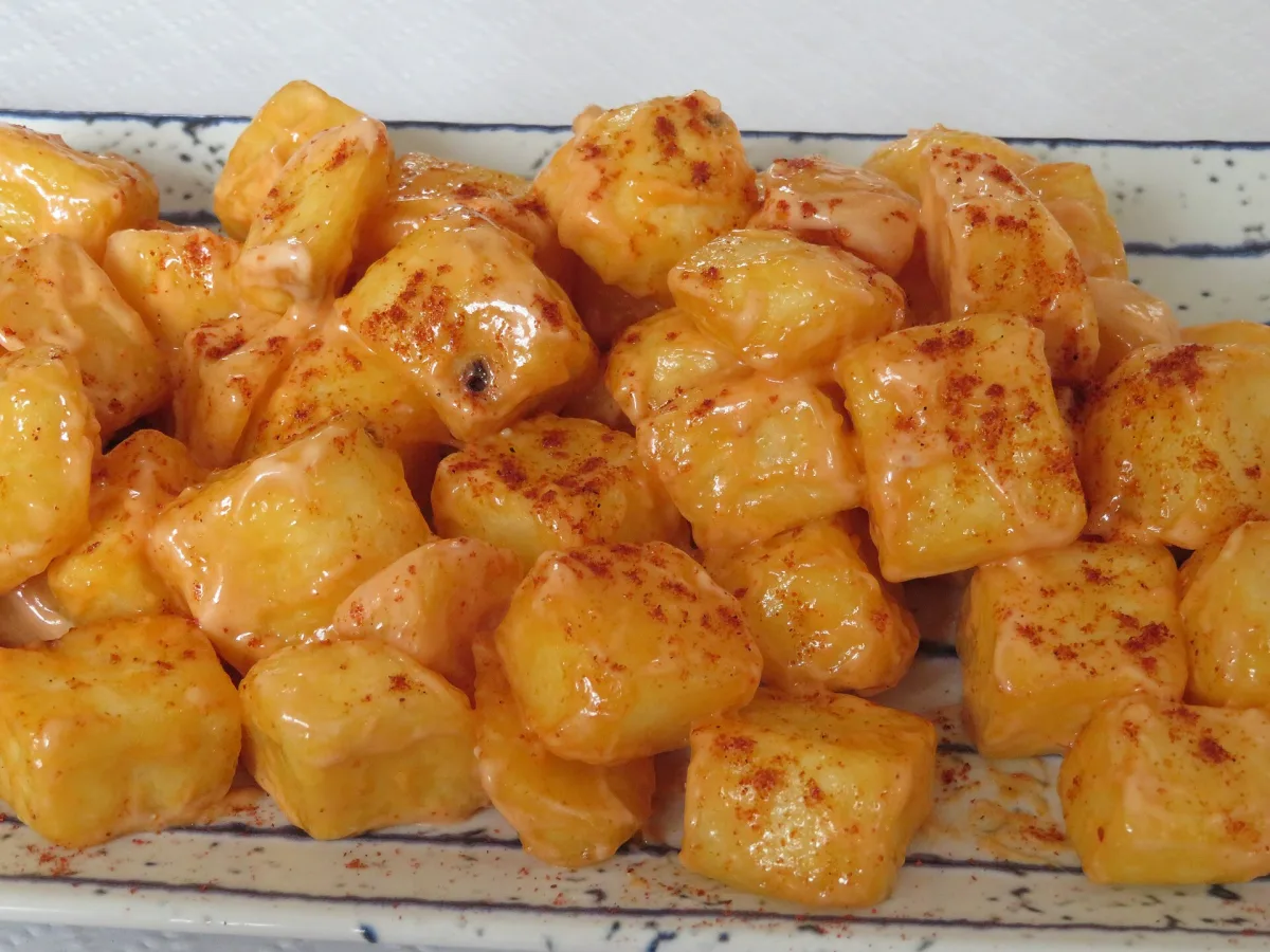 Patatas bravas cu sos picant