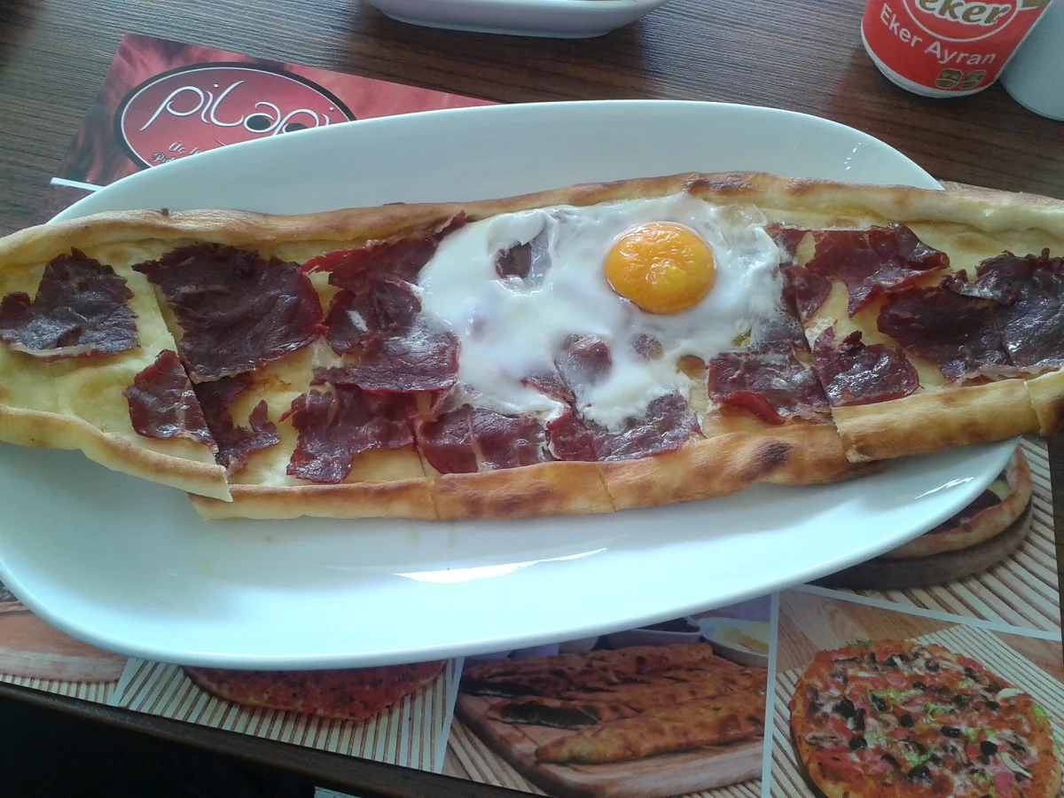 Pide — bărcuțe turcești cu brânză