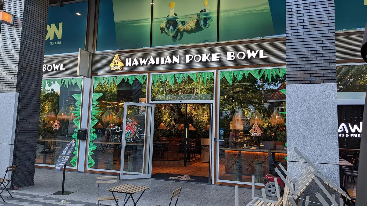 Poke bowl cu somon