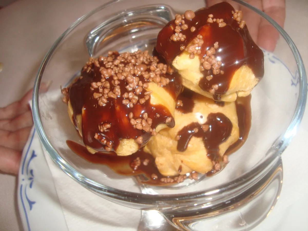 Profiterol cu cremă și ciocolată