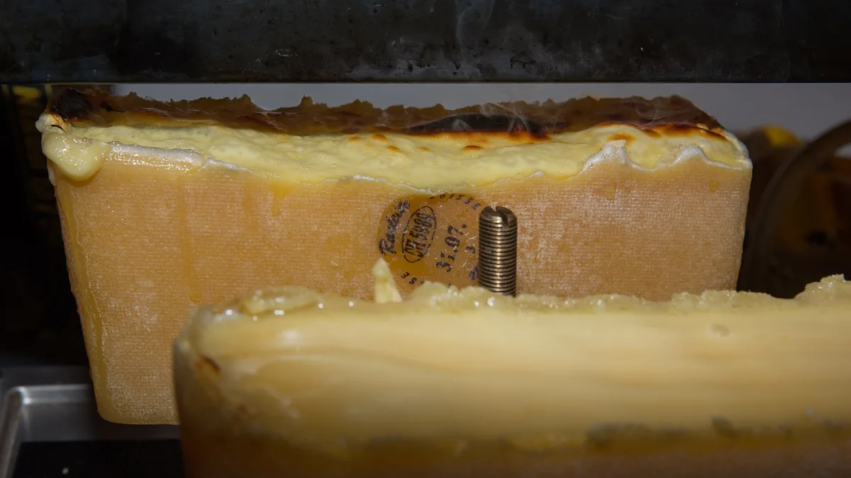 Raclette — brânză topită elvețiană