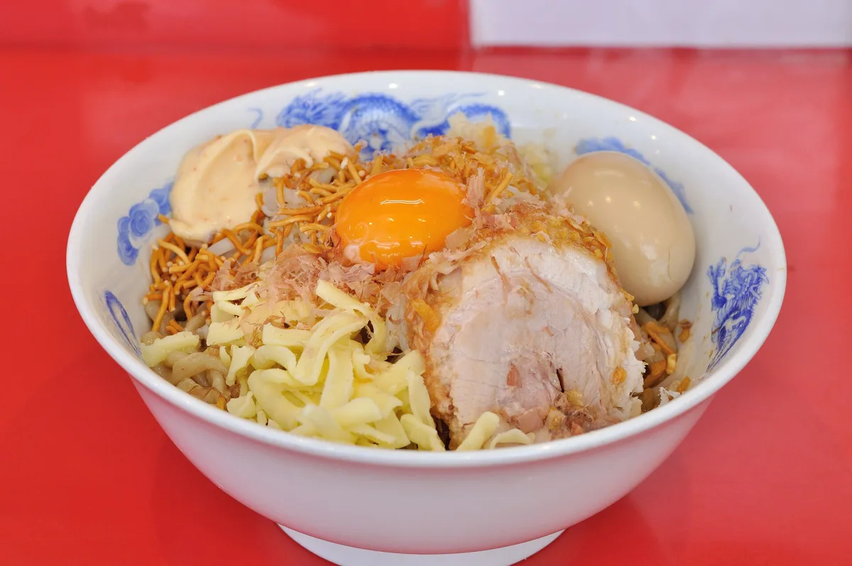 Ramen cu ou și porc