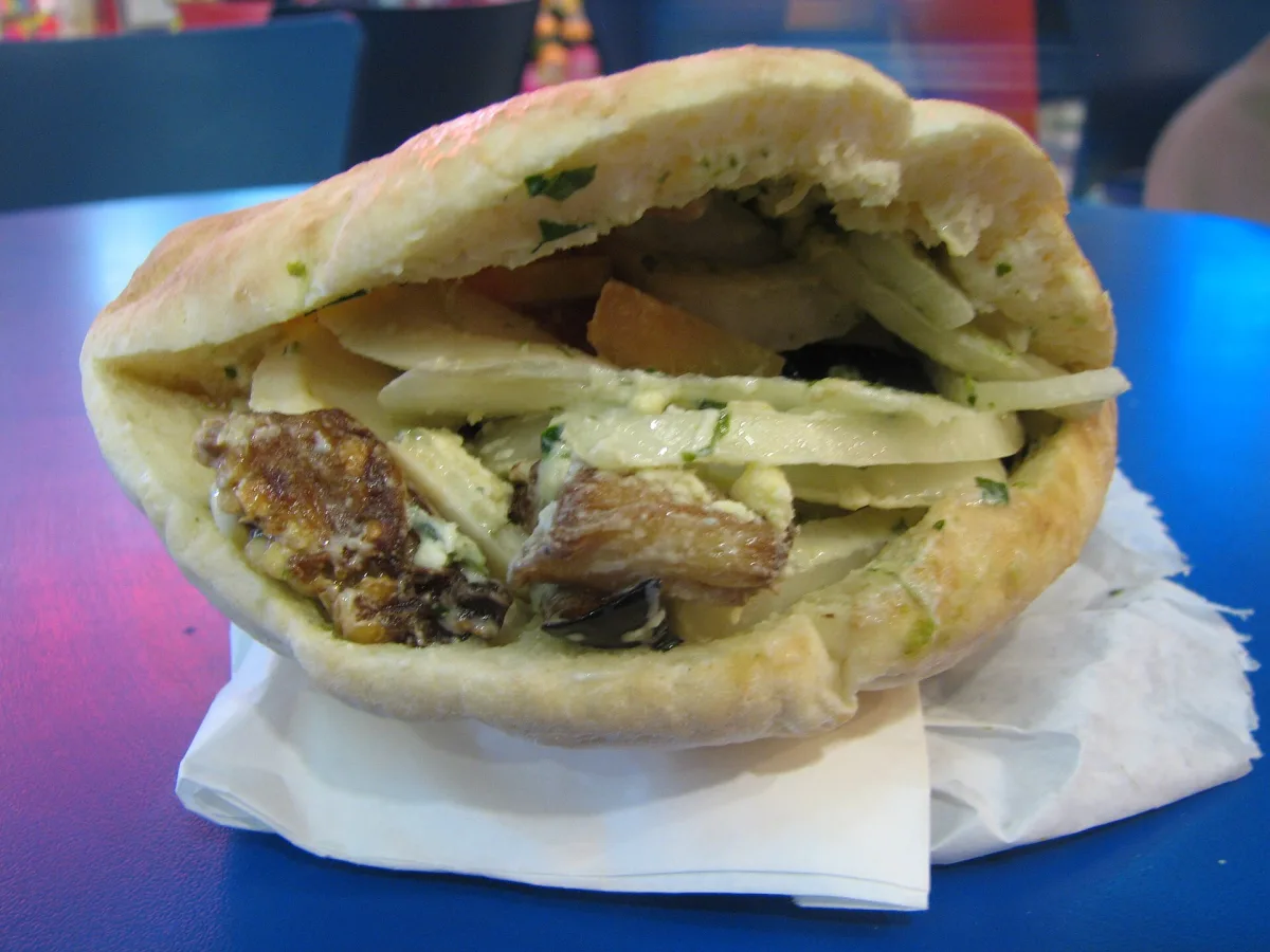 Sabich — sandviș israelian cu vinete
