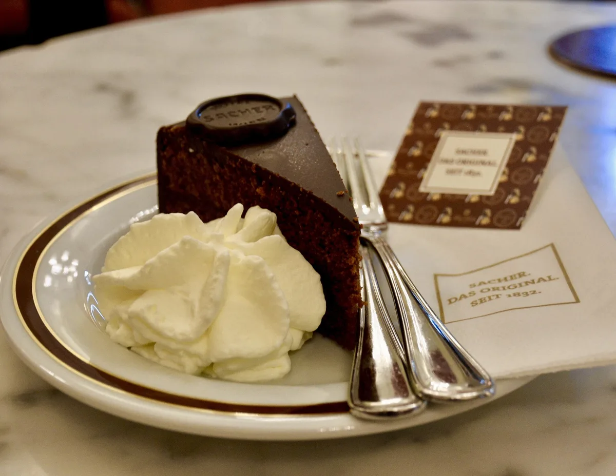 Sachertorte — tort vienez de ciocolată