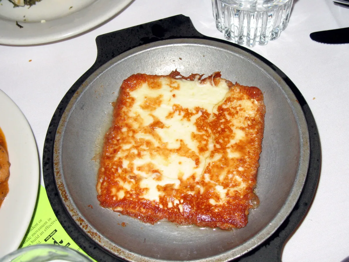 Saganaki — brânză prăjită grecească
