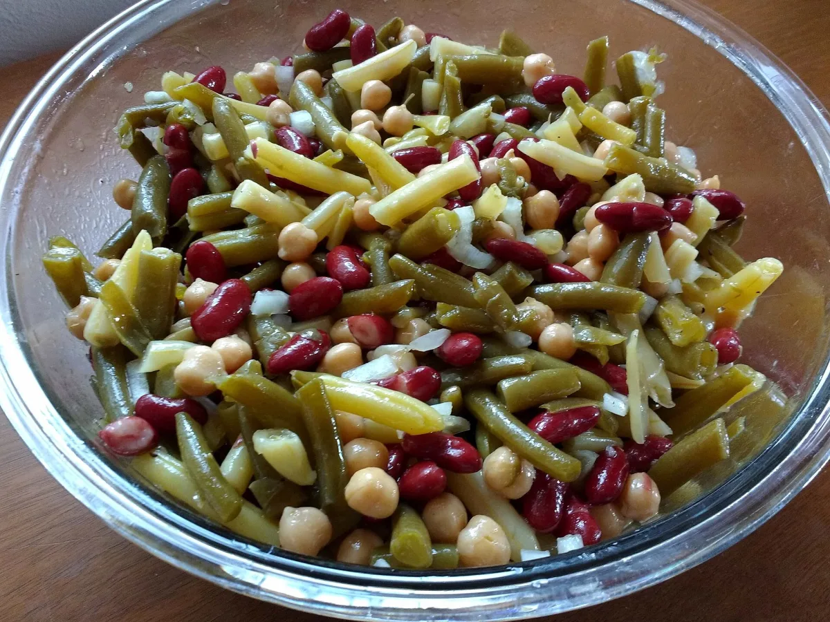 Salată de fasole verde cu usturoi