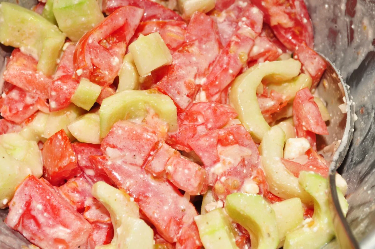 Salată de roșii și castraveți