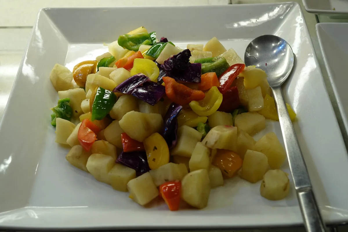 Salată de varză roșie cu mere
