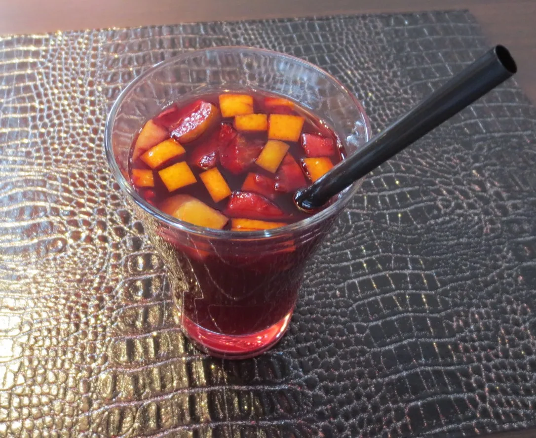 Sangria spaniolă cu fructe