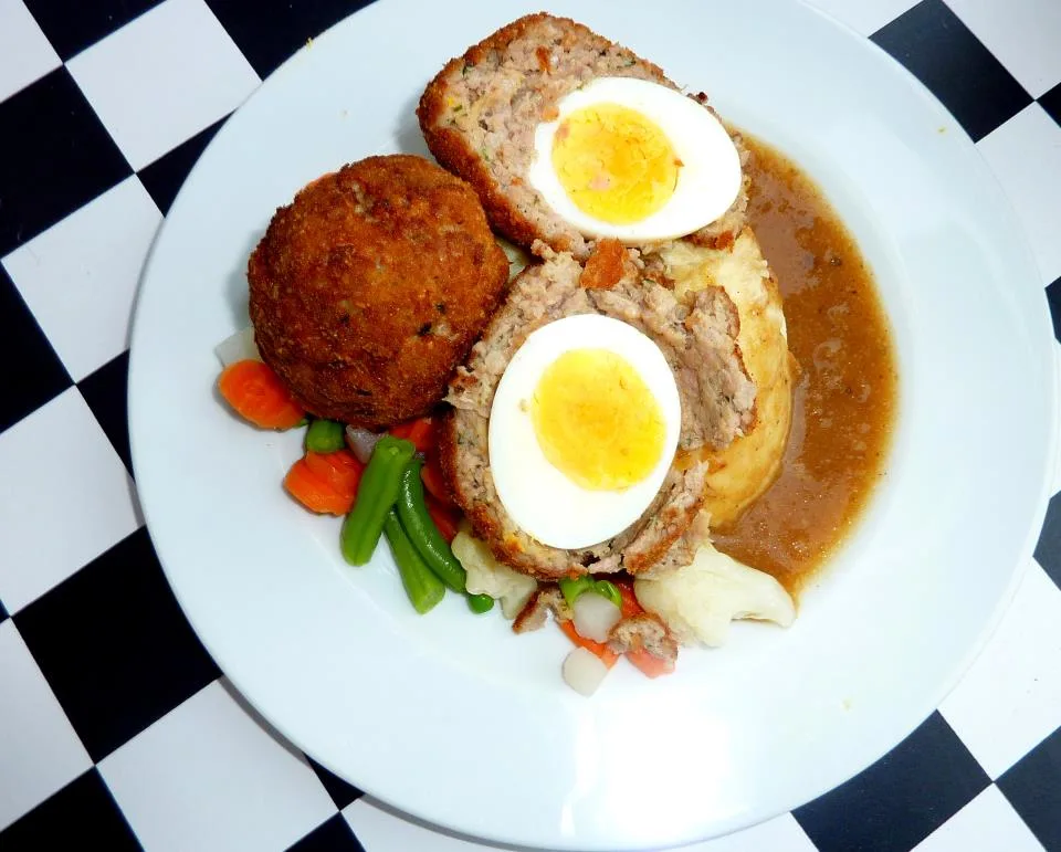Scotch egg — ou în cârnat