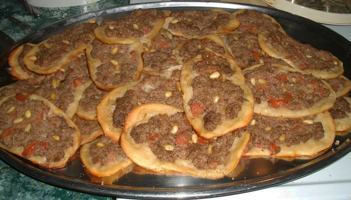 Sfiha — pizza libaneză cu carne