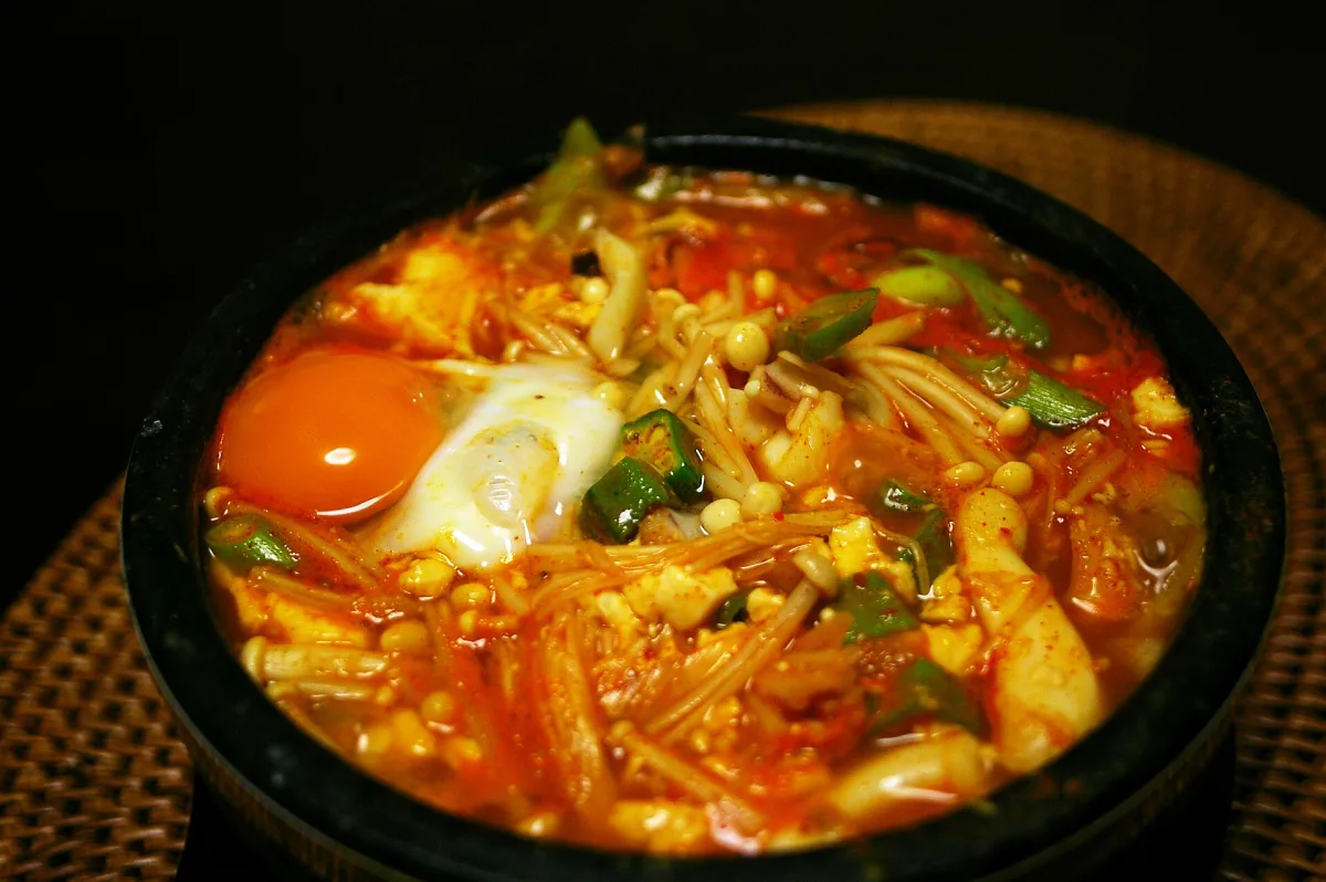 Sundubu jjigae — tocăniță coreeană cu tofu